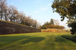 Le mura che avvolgono il centro storico di Lucca, Toscana.
