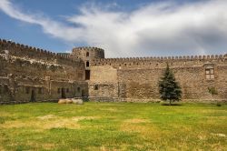 Le mura che circondano la Cattedrale di Svetitskhoveli a Mtskheta in Georgia