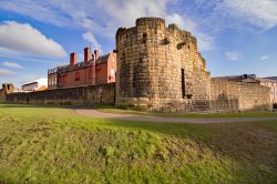 Le mura cittadine di Newcastle upon Tyne, Inghilterra. La fotografia è stata scattata dal fossato che circonda questo lato della cinta muraria.

