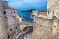 Le mura cittadine illuminate di Dubrovnik, Croazia.

