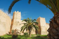 Le mura con torri della Medina di Sfax, Tunisia, in una bella giornata di sole.



