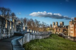 Le mura del borgo storico di York e il Minster sullo sfondo