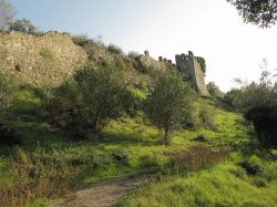 Le mura del Castello di Montecolognola in Umbria - © Demeester - CC BY-SA 3.0, Wikipedia
