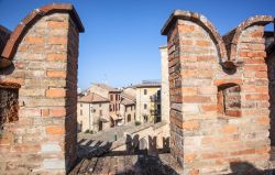 Le mura del Castello ed il borgo di Vigoleno nel piacentino, Emilia-Romagna - © Dante1969 / Shutterstock.com