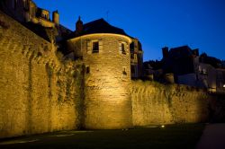 Le mura del centro di Vannes, fotografate di notte

