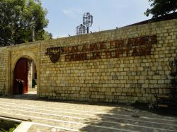 Le mura del Forte di Giustiniano e l'ingresso al mercato Kalaja a Tirana, Albania. Oggi dell'originale splendore della fortezza costruita nel VI° secolo durante l'epoca bizantina ...