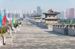 Le mura della città di Datong, Cina. Sullo sfondo, grattacieli e edifici mdoerni © beibaoke / Shutterstock.com