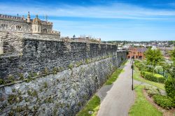 Le mura della città di Londonderry, il parco e la Cattedrale di Saint Columb - © Rolf G Wackenberg / Shutterstock.com