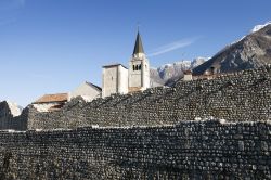 Le mura della città di Venzone, Friuli Venezia Giulia, Italia. Costruito lungo la via romana Iulia Augusta, il borgo medievale venne protetto da una cerchia di mura preceduta da un terrapieno ...