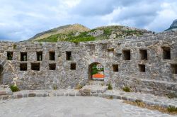 Le mura della cittadella della vecchia Bar, Montenegro, con le montagne sullo sfondo. Situata di fronte alla Bari italiana, questa località è stata chiamata Bar o Antivari (di ...