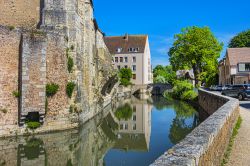 Le mura della collegiata di Sant'Andrea riflesse nel fiume Eure a Chartres, Francia. La chiesa risale al XII° secolo.

