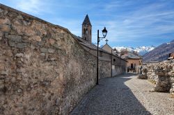 Le mura della fortezza di Aosta con le torri, Valle d'Aosta. La cinta muraria che in epoca romana proteggeva la città è giunta quasi intatta ai nostri giorni. Oggi è ...