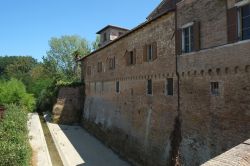 Le mura della fortezza di San Giovanni in Marignano in Romagna - © MTravelr / Shutterstock.com