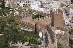 Le mura dell'antica fortezza di Alcazaba a Almeria, Spagna. Vista dall'alto la cinta muraria di Alcazaba appare ancora di più in tutta la sua maestosità. Dichiarato monumento ...