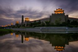 Le mura dell'antico parco Moat di Datong, Cina, by night.



