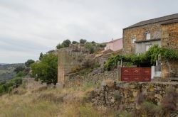 Le mura di Castelo Mendo, villaggio medievale in Portogallo. Il borgo storico è circondato da una cerchia di mura ricostruite nel XII° secolo per ordine di Sancho I°, re del Portogallo.
 ...