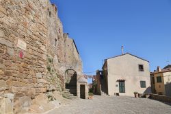 Le mura di Giglio Castello, il borgo che domina il centro dell'isola del Giglio - © trotalo / Shutterstock.com