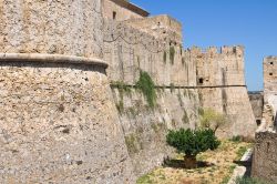 Le mura e i bastioni del castello svevo di Rocca Imperiale (provincia di Cosenza, Calabria).