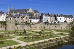 Le mura e i giardini di Vennes, centro medievale della Bretagna, in Francia