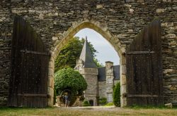 Le mura e il castello del borgo di Rochefort-en-terre in Bretagna - © Evgeny Shmulev / Shutterstock.com 