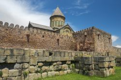 Le Mura e la Cattedrale del Santo Velo (Svetitskhoveli) nel centro medievale di Mtskheta, in Georgia