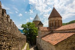 Le mura e la cattedrale di Ananuri in Georgia.