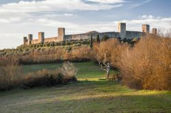 Vista panoramica delle mura e le torri di Monteriggioni, ...
