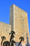 Le mura esterne del castello di Gioia del Colle,  Bari, Puglia. Situato nel centro storico del Comune, è uno degli edifici simbolo della cittadina che sorge sull'altopiano delle ...