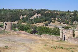 Le mura fortificate della cittadina di Tuscania, Lazio. Rappresentano il sistema difensivo della città e si presentano con un perimetro di forma poligonale irregolare che si sviluppa ...