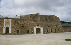 Le mura fortificate di Ceuta, città spagnola sulla costa del nord Africa.

