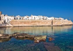 Le mura fortificate sul mare a Monopoli in Puglia.