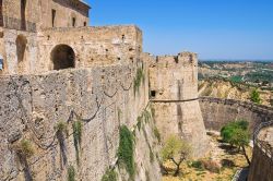 Le mura, i bastioni e il fossato profondo circa otto metri del castello svevo di Rocca Imperiale (Calabria).
