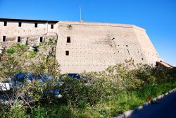 Le mura imponenti della fortezza di Meldola in Romagna, provincia di Forlì-Cesena - © Fabio Caironi / Shutterstock.com
