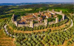 Le mura, le torri ed il borgo di Monteriggioni in Toscana, uno dei borghi più belli d'Italia