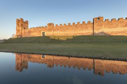 Le mura medievali del borgo storico di Castelfranco ...