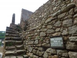 Le mura medievali, dette pisane, che circondano il borgo di GIglio Castello