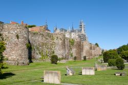 Le mura romane di Astorga, Spagna. Conquistata dai romani, la cittadina prese il nome di Asturica Augusta e s'ingrandì. Testimonianza dell'antica presenza di questo popolo si ...