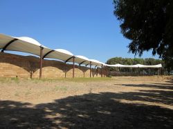 Le mura timoleontee nella zona archeologica di Gela in Sicilia.