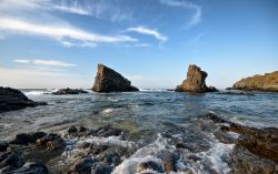 Le navi sono dei celebri scogli vicino a Sinemorets in Bulgaria. Intorno ad essi sono descritte varie leggende