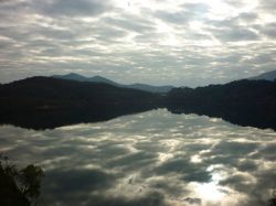 Le nuvole riflesse nelle acque del lago Zeros a Filippiada, Preveza, Grecia.
