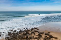 Le onde del mattino perfette per praticare surf a Ericeira, Portogallo.

