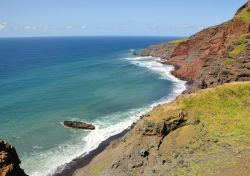 Le onde dell'Atlantico si infrangono sulle coste di Fogo, parte del gruppo delle isole di Sotavento a Capo Verde.