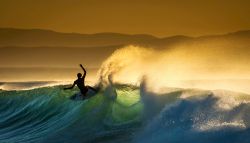 Le onde della spiaggia di Supertubes a Jeffreys Bay, uno dei luoghi cult per il surf in Sudafrica - South africa - © Robbie Irlam / Shutterstock.com