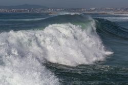 Le onde dell'Oceano Atlantico in autunno a Costa da Caparica, Portogallo.


