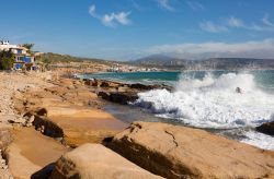 Le onde dell'oceano Atlantico si infrangono sulle rocce del litorale marocchino a Taghazout. Siamo in una delle località più importanti per gli appassionati di surf.

