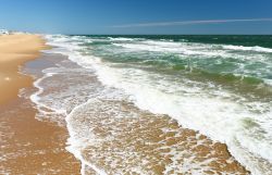 Le onde dell'Oceano Atlantico sulla spiaggia di Virginia Beach, Virginia, USA.

