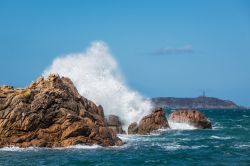 Le onde s'infrangono sulla costa rocciosa nei pressi di Ploumanac'h in Bretagna, Francia 