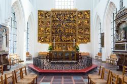 Le pale d'altare d'oro della chiesa gotica di San Canuto a Odense, Danimarca. Fondata nel 1086 ma ricostruita nei secoli XIV e XV, questa chiesa gotica è una delle più ...
