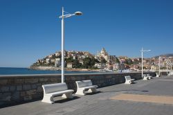 Le panchine sulla passeggiata lungomare di Porto Maurizio, Imperia, con vista sul duomo.



