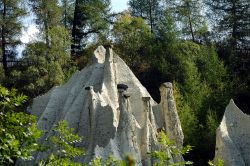 Le particolari piramidi di terra a Terento. Sono forme di erosione di depositi morenici di valle